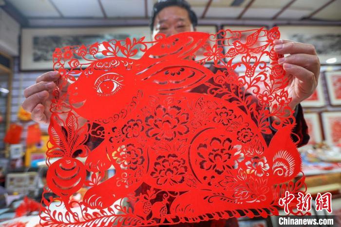 （新春走基层）南京非遗传承人创作兔年剪纸作品迎新春