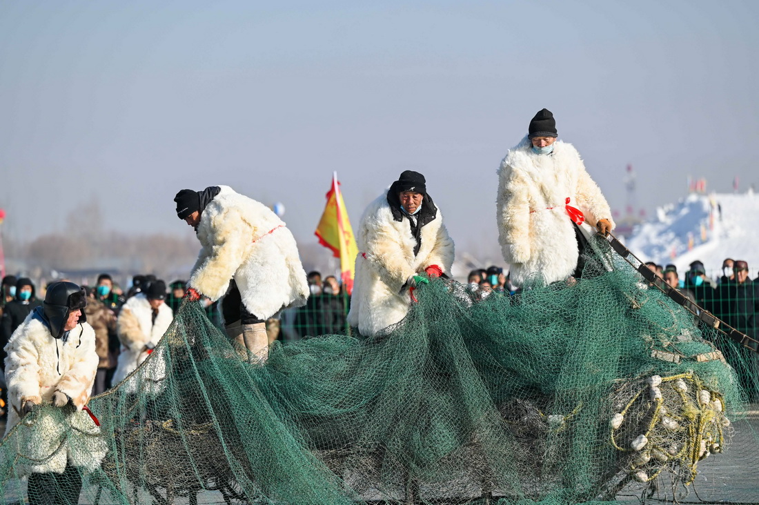 1月9日，在土默特左旗哈素海，渔民在收网。