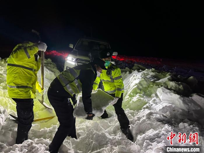 西藏安多县公安局交通警察大队：唐古拉山上的“天路”守护神