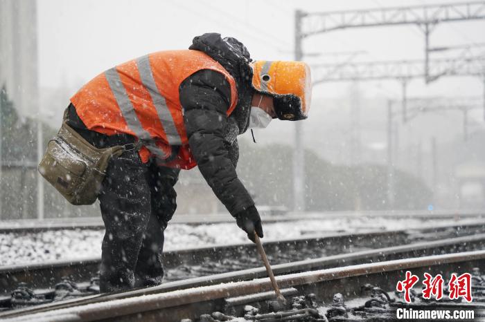 江西铁路部门扫雪除冰保春运畅通