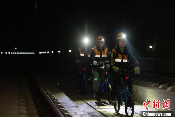 秦岭隧道里的“单车骑手”