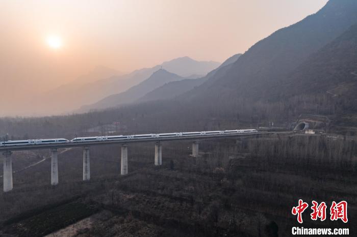 图为一趟动车组列车从关中平原安全驶入西成高铁秦岭隧道群。　刘翔 摄