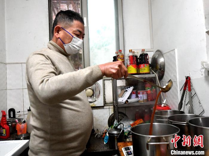 陈人泽正在制作“蚵仔煎”秘制酱汁。　吕明 摄
