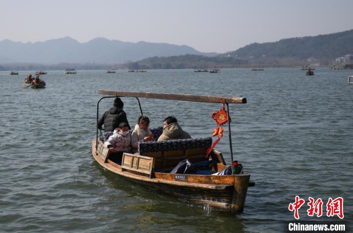 游客泛舟杭州西湖。　王刚 摄