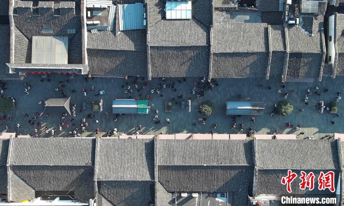 游客在杭州清河坊历史街区游览参观。(无人机照片) 王刚 摄