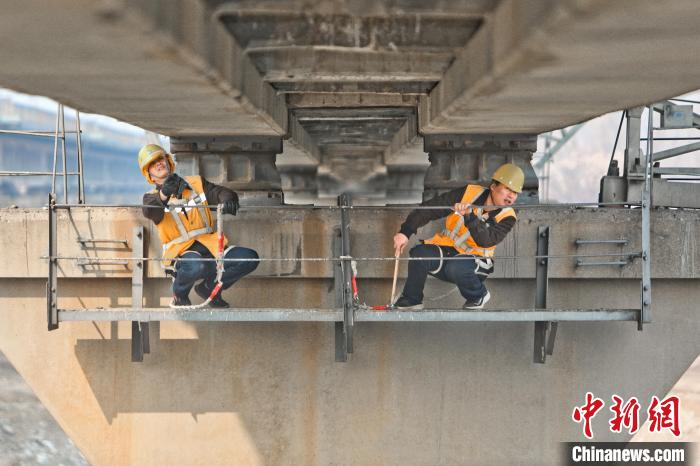 图为铁路职工在铁路桥梁上进行检测维护作业。　张中海 摄