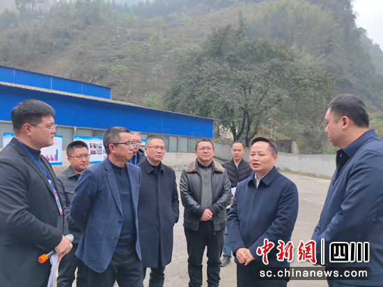 陶学周(右二)对鸽子养殖提建议。 周艳 摄