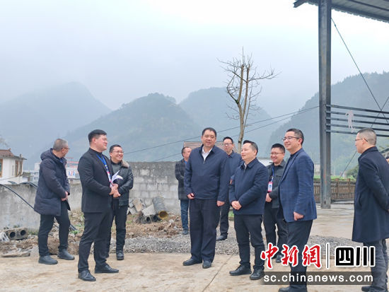 陶学周在增减挂钩集中安置点调研。周艳 摄