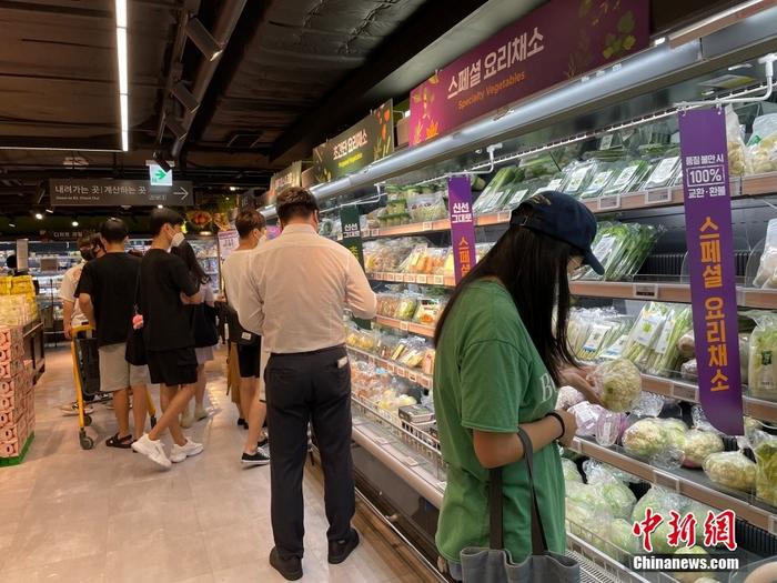 "当地时间8月2日，韩国统计厅发布的消费者物价动向资料显示，7月韩国居民消费价格指数（CPI）为108.74，同比增长6.3%，涨幅创下23年零8个月来的新高。图为市民在首尔一家超市内选购商品。