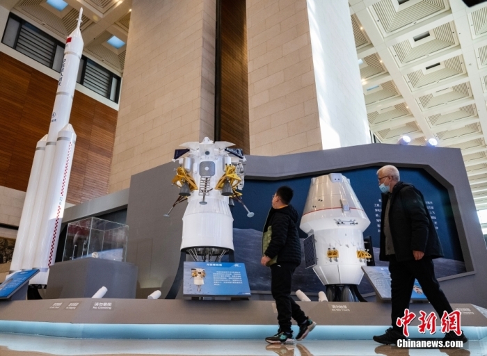 2月24日，“逐梦寰宇问苍穹——中国载人航天工程30年成就展”在位于北京的中国国家博物馆开幕。为期3个月的该展览首次展出中国新一代运载火箭、载人飞船及月面着陆器等未来载人登月主要飞行产品模型。图为观众参观“长征十号”运载火箭的1:10模型(左)、月面着陆器(中)和新一代载人飞船的1:4模型。<a target='_blank' href='/'>中新社</a>记者 侯宇 摄