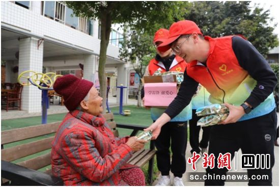 志愿者分发爱心奶粉。穆昊杰 摄