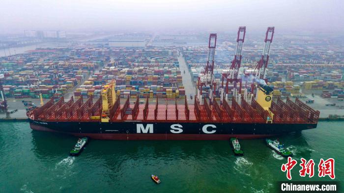 中国自主研制的超大型集装箱船首航靠泊山东港口青岛港