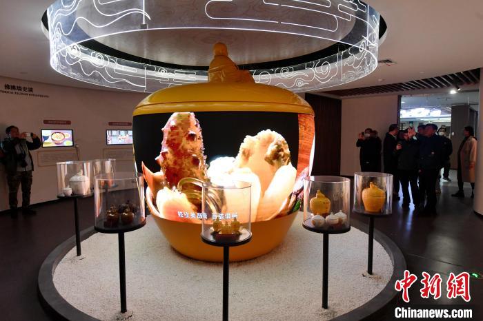 图为市民在佛跳墙360度LED艺术展示厅参观。　吕明 摄