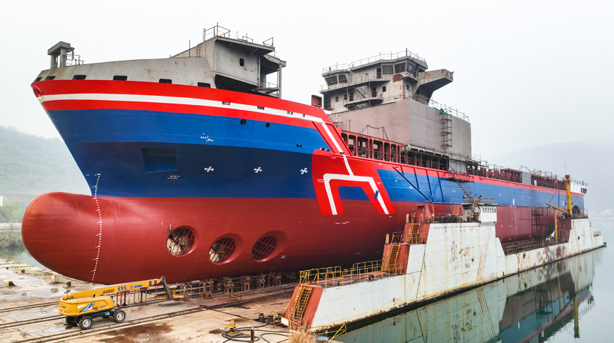 3月29日，中国首艘万吨级远洋通信海缆铺设船“龙吟9”号在江西瑞昌市下巢湖下水。江西江州联合造船有限责任公司供图