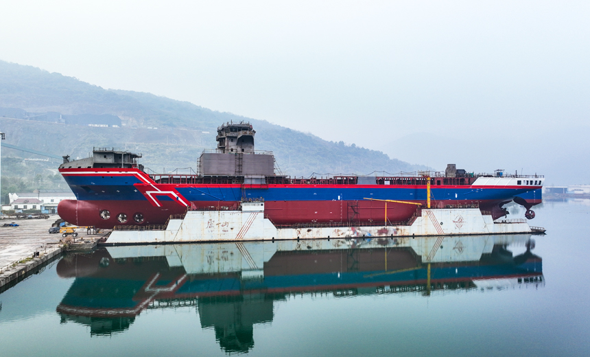 3月29日，中国首艘万吨级远洋通信海缆铺设船“龙吟9”号在江西瑞昌市下巢湖下水。江西江州联合造船有限责任公司供图