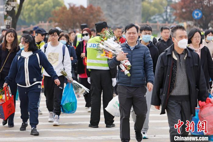 民众前来松鹤公墓祭扫。　殷立勤 摄