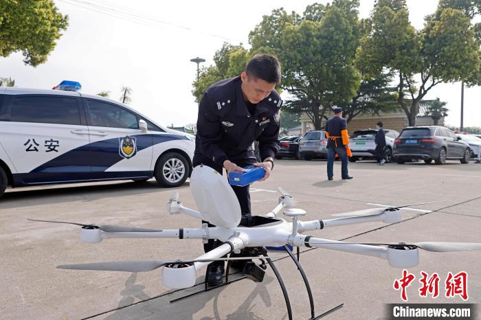 上海市公安局警务航空队民警在松鹤公墓在对警用无人机进行电池更换。　殷立勤 摄