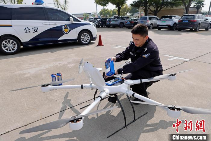 上海市公安局警务航空队民警在松鹤公墓在对警用无人机进行电池更换。　殷立勤 摄