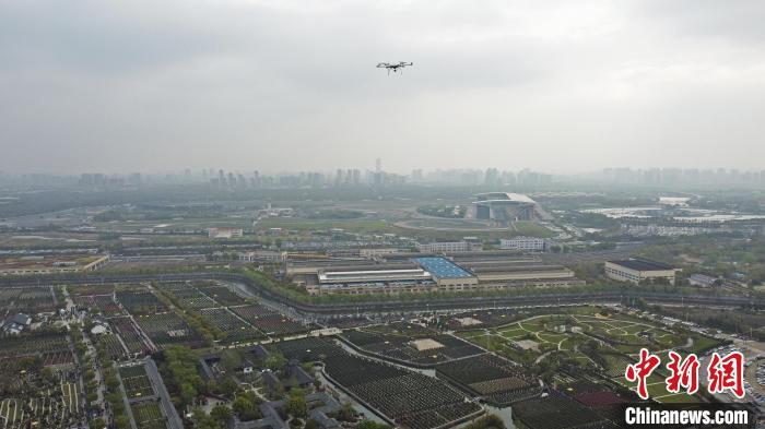 航拍上海市公安局警务航空队警用无人机在松鹤公墓上空巡逻。　殷立勤 摄