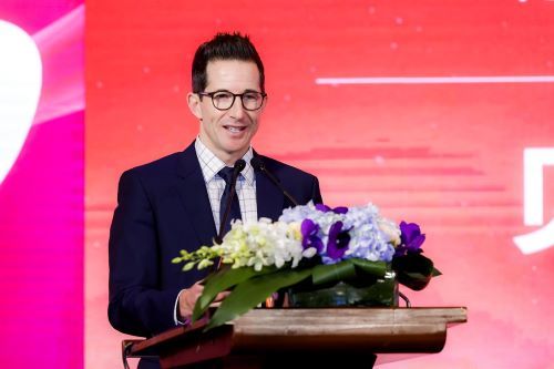 (上海同济大学附属东方医院肿瘤医学部主任李进教授(上)与礼来中国总裁兼总经理贝栎铭)