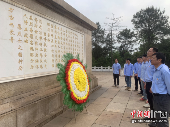 图为瞻仰纪念碑