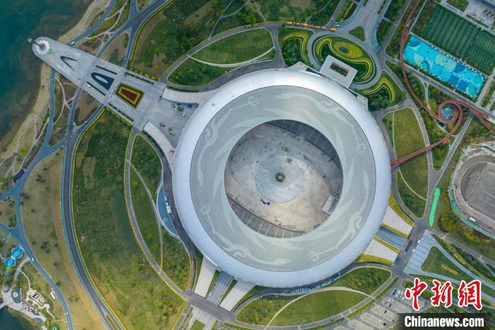 东安湖体育公园主体育场就像银色的飞碟，融合了金沙文化“太阳神鸟”符号。　刘忠俊 摄