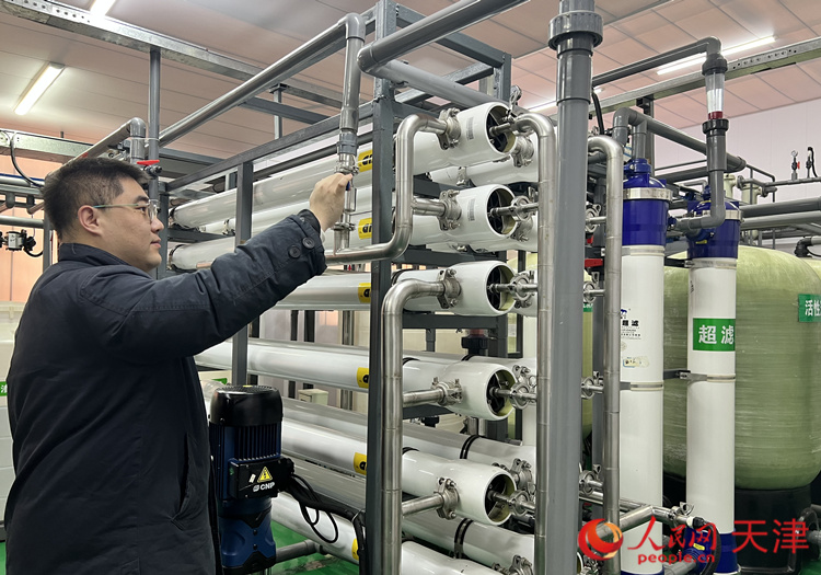 天津海桓科技有限公司的工作人员给海水综合利用零排放装备做调试。    人民网 孙翼飞摄