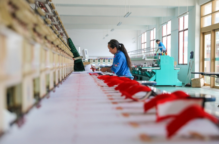 2023年4月12日，贵州省黔东南州施秉县榜香郁苗绣服饰开发有限公司员工在苗绣智能车间作业。