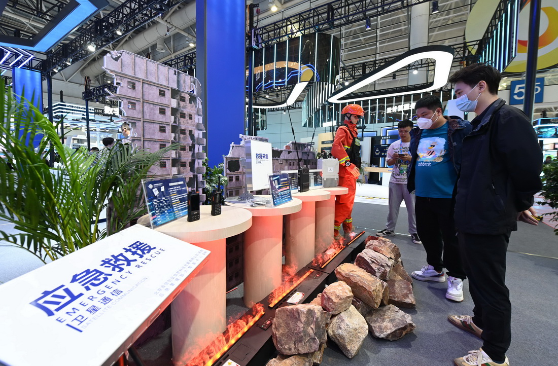 4月26日，观众在第六届数字中国建设成果展览会现场参观。新华社记者 林善传 摄