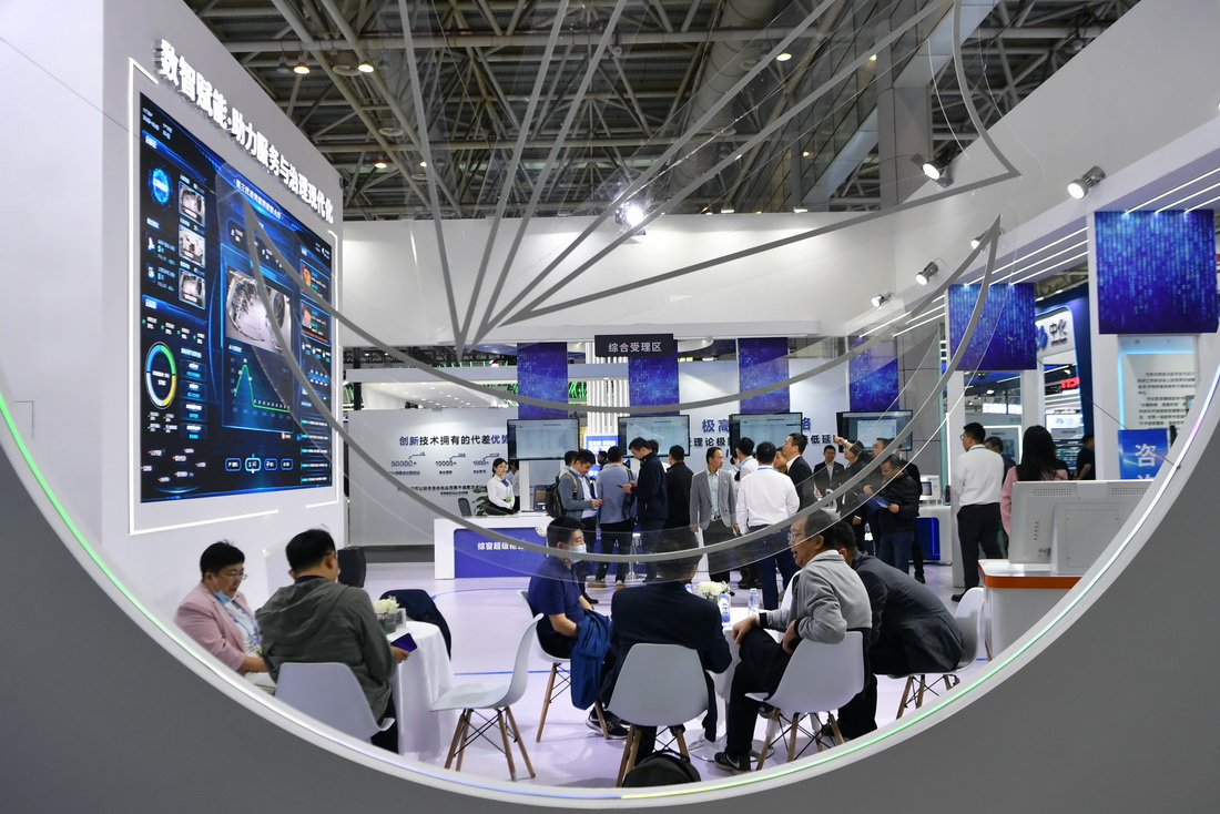 4月26日在第六届数字中国建设成果展览会上拍摄的数智赋能·助力服务与治理现代化展区一景。新华社记者 魏培全 摄