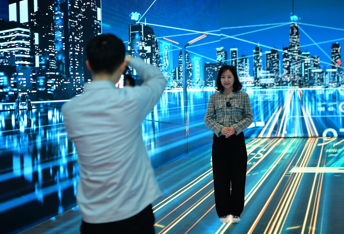 4月26日，在第六届数字中国建设成果展览会上，媒体记者在激光全息投影现场体验拍摄。新华社记者 魏培全 摄