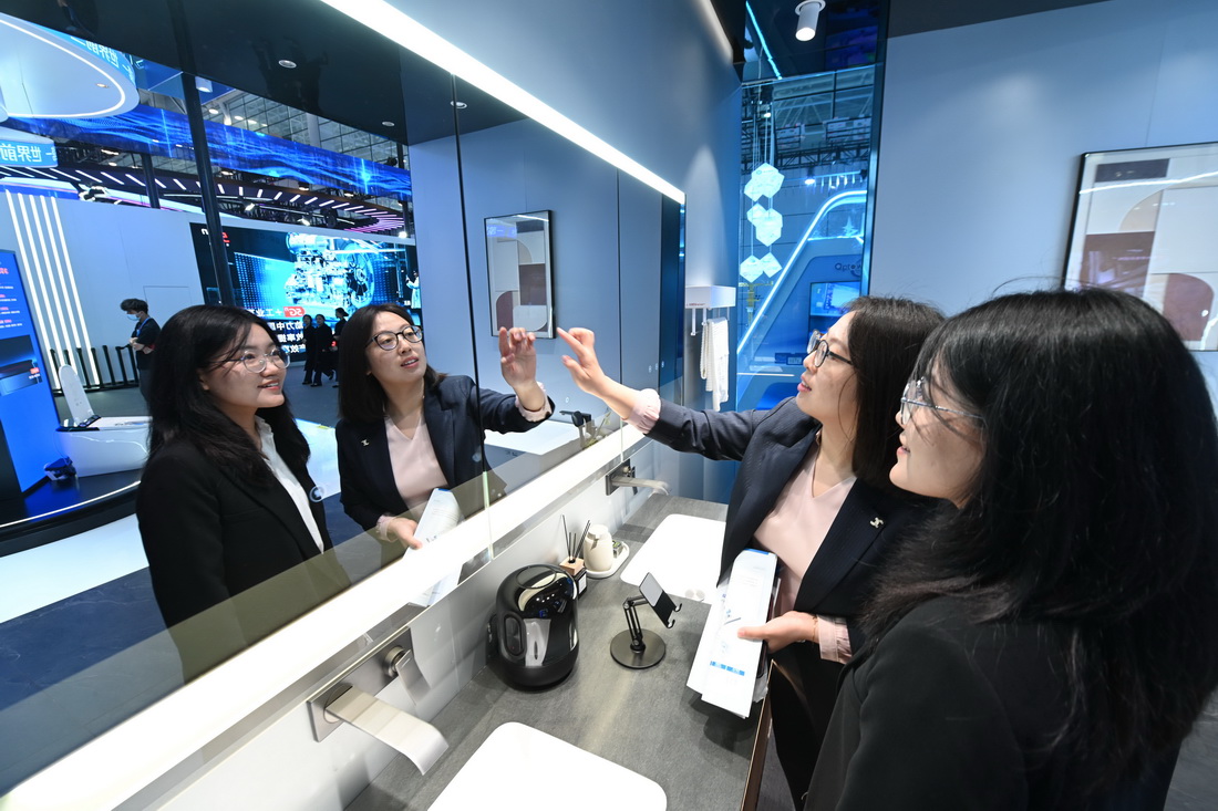 4月26日，参观者在展览现场了解支持鸿蒙智联的九牧卫浴智能产品。新华社记者 林善传 摄