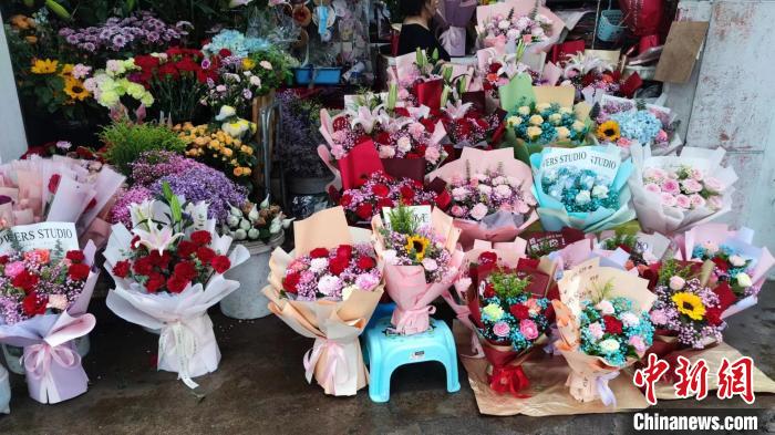 5月14日，在白龙南路的一家花店，制作完成的花束和花篮摆满台面。　张茜翼 摄