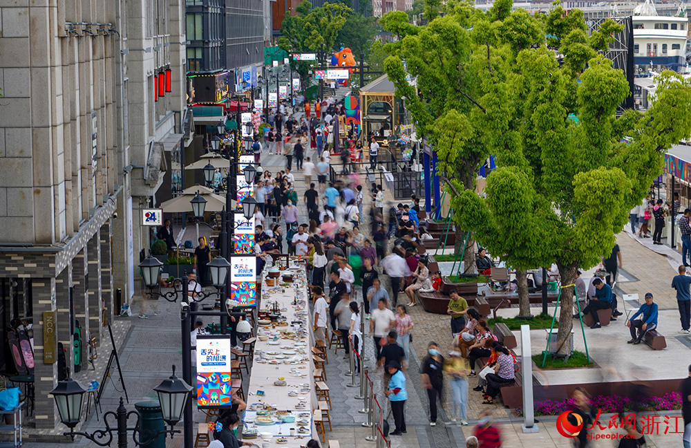 5月15日，中东欧美食吸引市民争相品尝。人民网 章勇涛摄