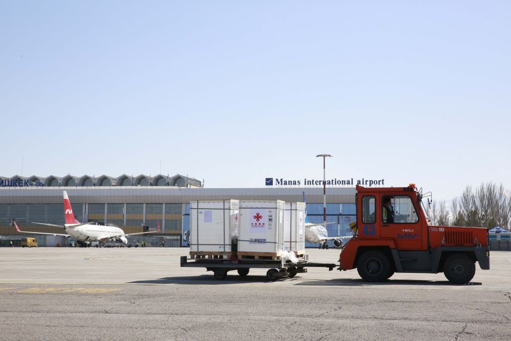 在吉尔吉斯斯坦比什凯克玛纳斯国际机场，工人转运新冠疫苗（2021年3月19日摄）。新华社发（罗曼摄）