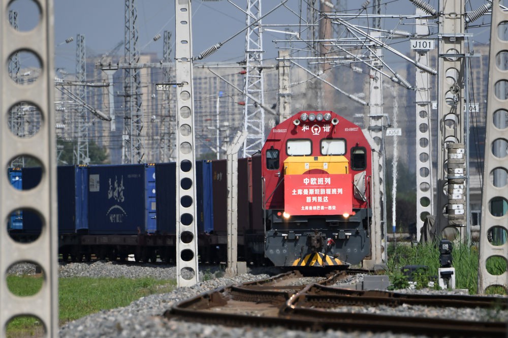载有土库曼斯坦甘草中药材原料的中欧班列回程列车抵达西安国际港站（2022年8月31日摄）。新华社记者 李一博 摄