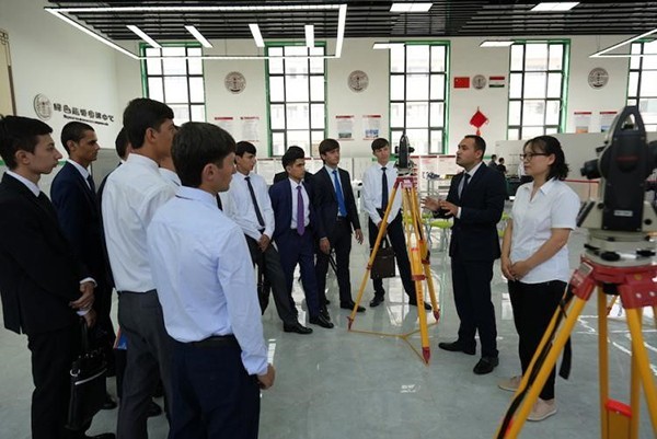 塔吉克斯坦鲁班工坊的老师为学生讲解设备。（天津城市建设管理职业技术学院供图）