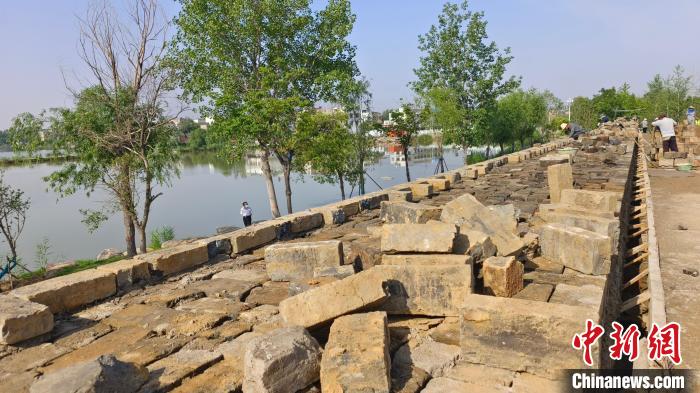 复建的古城墙紧邻万亩龙湖。　刘俊涛 摄