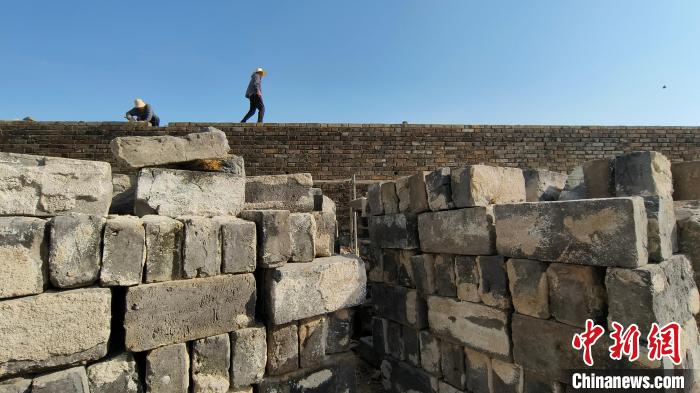 图为复建的一段古城墙。　刘俊涛 摄