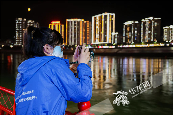 游览过程中，不少记者拿出手机记录途中美景。华龙网-新重庆客户端 黄欢 摄