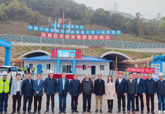 中国工程院院地合作重大项目在重庆科学城隧道，揭秘开展“院士行”考察活动。科学<strong></strong>受访者供图 华龙网发