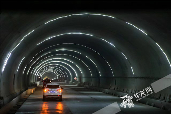 记者们车览金凤隧道。华龙网-新重庆客户端 李梦婷 摄