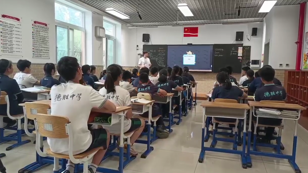 德胜中学校服图片