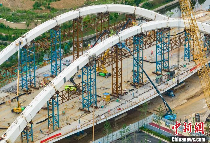 建设者正在南京梅苑南路跨秦淮新河大桥施工现场施工。