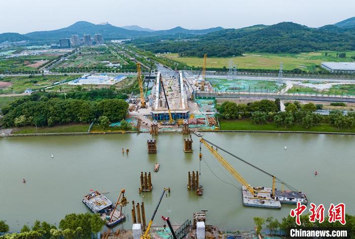 南京梅苑南路跨秦淮新河大桥施工现场。