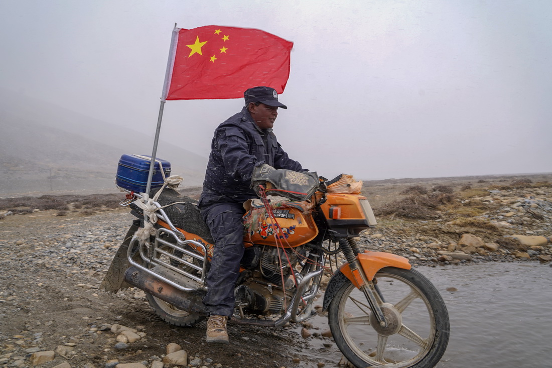 6月2日，护边联防队队员骑着摩托车巡逻。新华社记者 邵泽东 摄