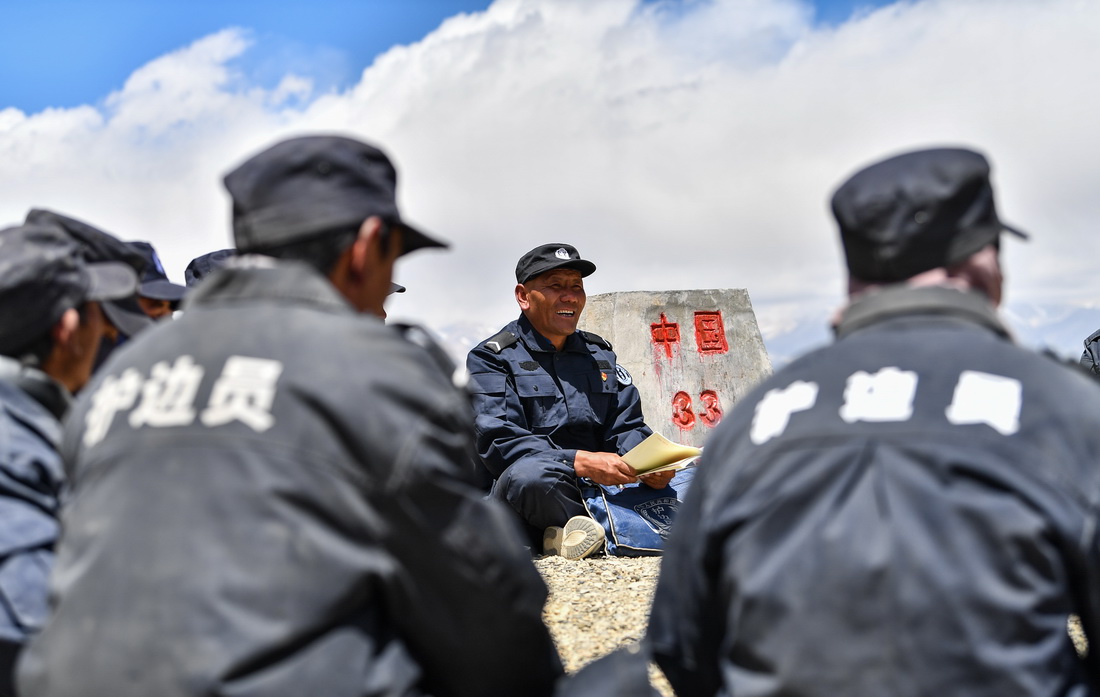 6月2日，在33号界桩处，护边联防队在队长石角（右二）的带领下学习。新华社记者 晋美多吉 摄