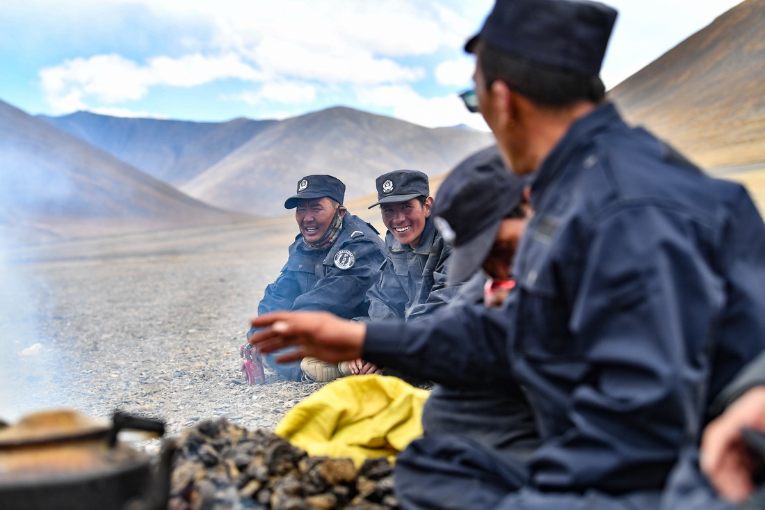 护边联防队队员在一块空地上准备午餐（6月2日摄）。新华社记者 晋美多吉 摄