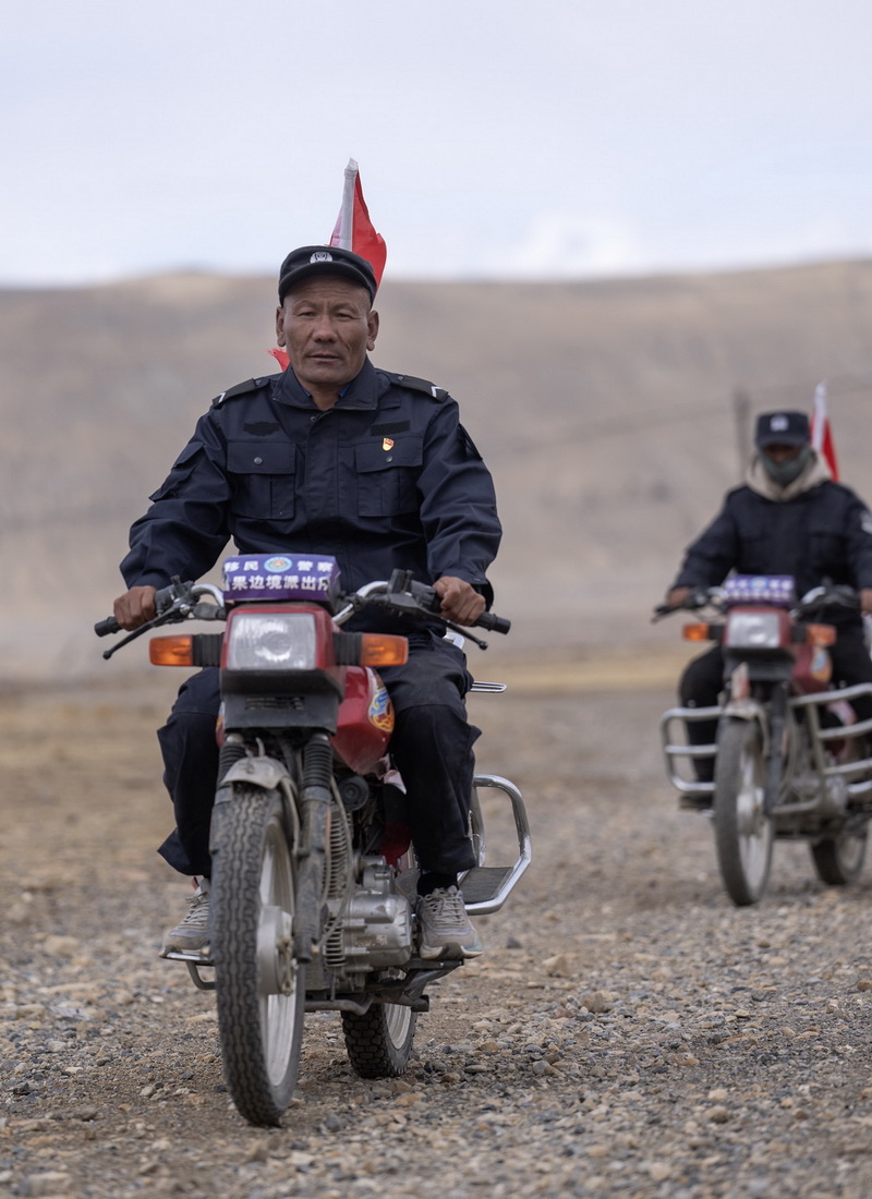 6月2日，石角（前）和护边联防队队员骑着摩托车巡逻。新华社记者 费茂华 摄