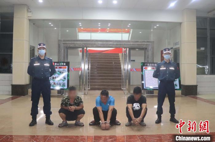 广东海警抓获犯罪嫌疑人。　广东海警局 供图